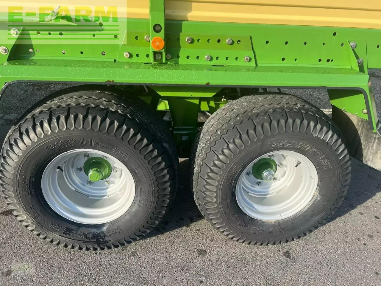 Krone titan 6/48 gl all in im guten zustand - mit zusätzlichen tasträdern hinter der pick-up - Iselaadiv vanker: pilt 3 Krone titan 6/48 gl all in im guten zustand - mit zusätzlichen tasträdern hinter der pick-up - Iselaadiv vanker: pilt 3