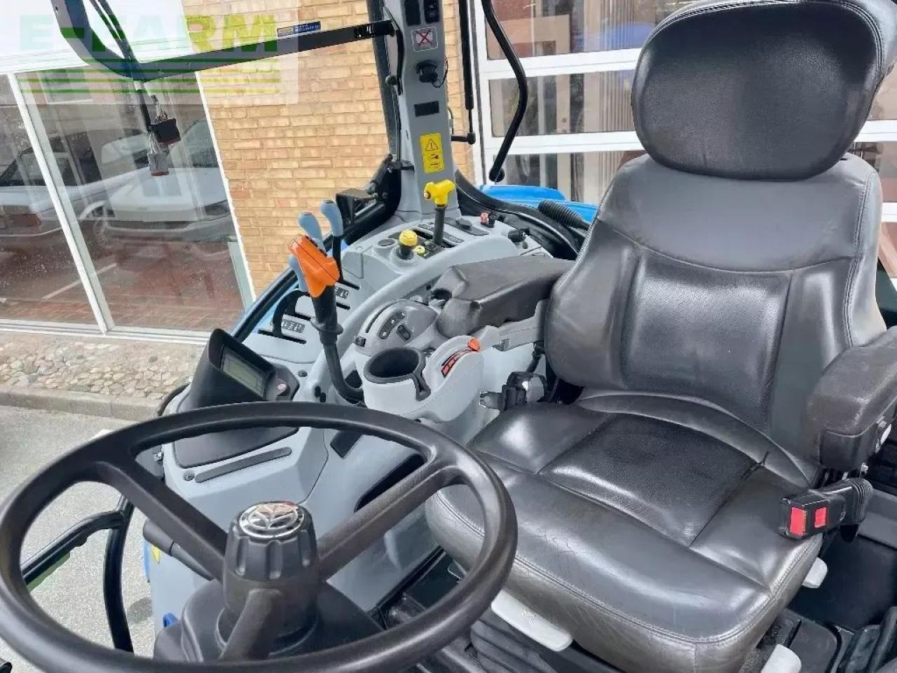 Traktor New Holland t 7030: pilt 8