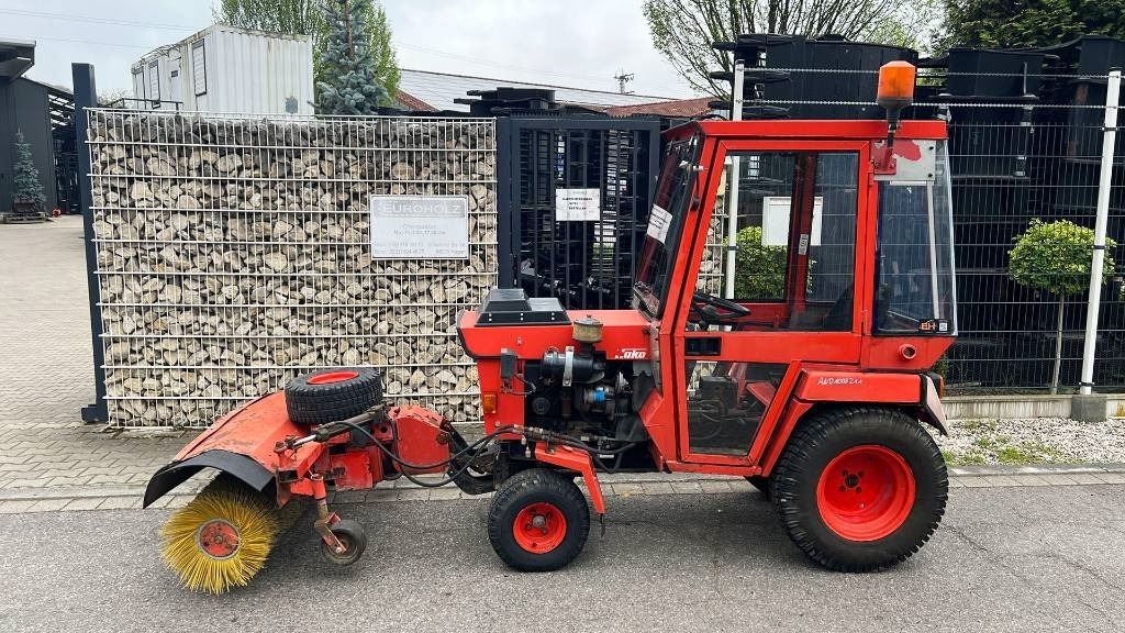 Hako 2300 D Kleintraktor, hyrd. Kehrmaschine, Zapfwelle - Munitsipaaltraktor: pilt 1 Hako 2300 D Kleintraktor, hyrd. Kehrmaschine, Zapfwelle - Munitsipaaltraktor: pilt 1