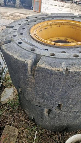 Big Vollgummi Räder 20,5 x 25 mit Volvo Felgen - Rehv: pilt 3 Big Vollgummi Räder 20,5 x 25 mit Volvo Felgen - Rehv: pilt 3