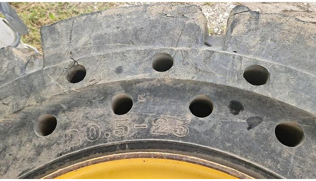 Big Vollgummi Räder 20,5 x 25 mit Volvo Felgen - Rehv: pilt 5 Big Vollgummi Räder 20,5 x 25 mit Volvo Felgen - Rehv: pilt 5