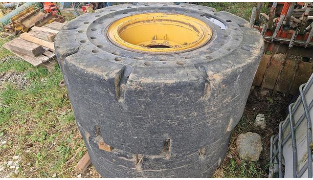 Big Vollgummi Räder 20,5 x 25 mit Volvo Felgen - Rehv: pilt 1 Big Vollgummi Räder 20,5 x 25 mit Volvo Felgen - Rehv: pilt 1