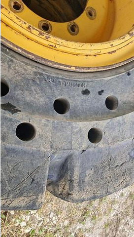 Big Vollgummi Räder 20,5 x 25 mit Volvo Felgen - Rehv: pilt 4 Big Vollgummi Räder 20,5 x 25 mit Volvo Felgen - Rehv: pilt 4