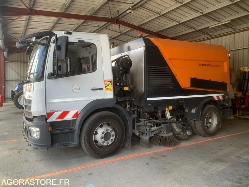 BALAYEUSE COMPOSÉE D'UN PORTEUR MERCEDES ET D'UN SYSTÈME DE BALAYAGE SCHMIDT - Tänavapühkimismasin: pilt 1 BALAYEUSE COMPOSÉE D'UN PORTEUR MERCEDES ET D'UN SYSTÈME DE BALAYAGE SCHMIDT - Tänavapühkimismasin: pilt 1