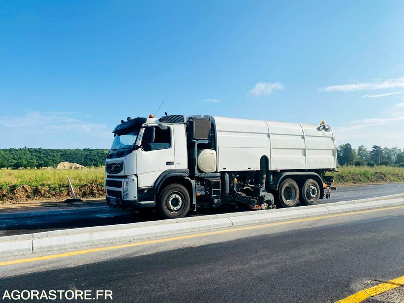 BALAYEUSE VOLVO BLANC 6 ROUES - ANNEE 2013 - 245000KMS - Tänavapühkimismasin: pilt 1 BALAYEUSE VOLVO BLANC 6 ROUES - ANNEE 2013 - 245000KMS - Tänavapühkimismasin: pilt 1