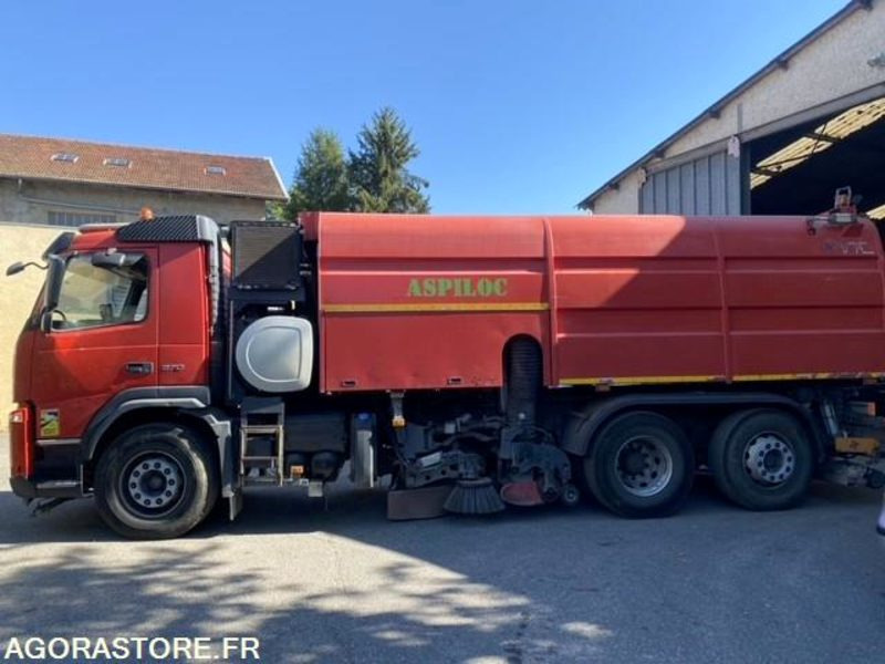 BALAYEUSE VOLVO ROUGE 6ROUES - ANNEE 2011- 298975KMS - Tänavapühkimismasin: pilt 4 BALAYEUSE VOLVO ROUGE 6ROUES - ANNEE 2011- 298975KMS - Tänavapühkimismasin: pilt 4
