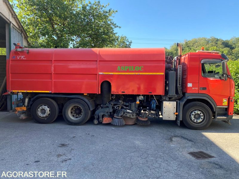 BALAYEUSE VOLVO ROUGE 6ROUES - ANNEE 2011- 298975KMS - Tänavapühkimismasin: pilt 1 BALAYEUSE VOLVO ROUGE 6ROUES - ANNEE 2011- 298975KMS - Tänavapühkimismasin: pilt 1