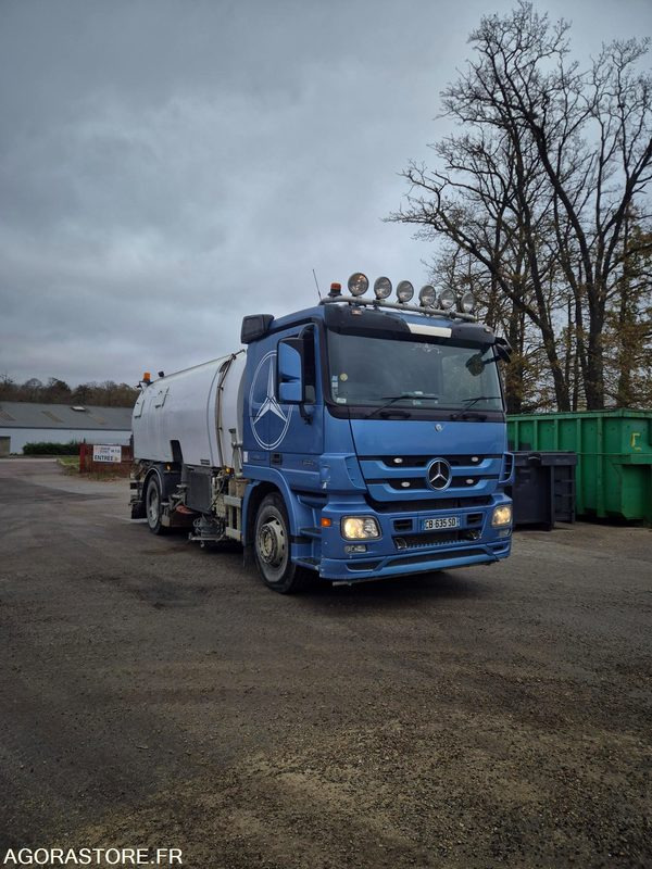 Balayeuse Eurovoirie Optifant 70 TA THP - 2012 - 242 000 heures - Tänavapühkimismasin: pilt 2 Balayeuse Eurovoirie Optifant 70 TA THP - 2012 - 242 000 heures - Tänavapühkimismasin: pilt 2