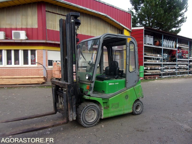 CHARIOT ÉLÉVATEUR 3 TONNES POSITIONNEUR DE FOURCHES ELECTRIQUE CESAB - Elektritõstuk: pilt 2 CHARIOT ÉLÉVATEUR 3 TONNES POSITIONNEUR DE FOURCHES ELECTRIQUE CESAB - Elektritõstuk: pilt 2