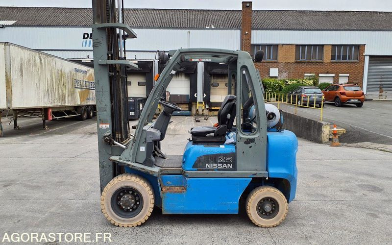 Chariot élévateur frontal GAZ Nissan 2827 heures Triplex UD02A25PQ - 3F550 - Gaasitõstuk: pilt 1 Chariot élévateur frontal GAZ Nissan 2827 heures Triplex UD02A25PQ - 3F550 - Gaasitõstuk: pilt 1