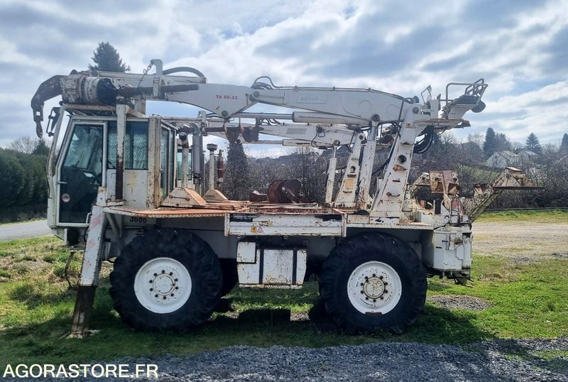 MACHINE A PLANTER LES POTEAUX - RISA CHALLENGER - 2001 - 3950heures - Ehitusmasinad: pilt 1 MACHINE A PLANTER LES POTEAUX - RISA CHALLENGER - 2001 - 3950heures - Ehitusmasinad: pilt 1