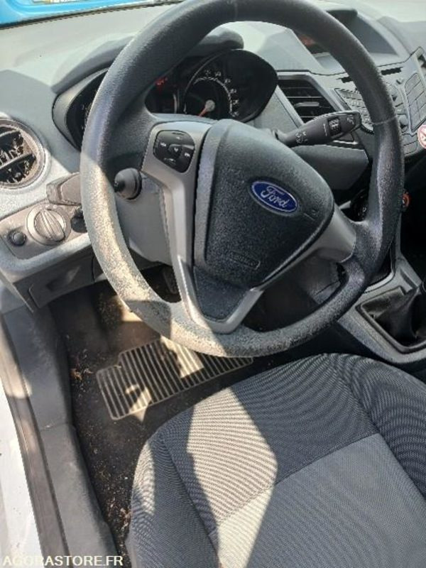 FORD FIESTA N°2 1.2 L– COULEUR BLANCHE - Auto: pilt 4 FORD FIESTA N°2 1.2 L– COULEUR BLANCHE - Auto: pilt 4