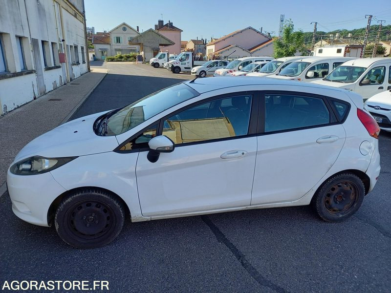FORD FIESTA TDCI 70 FAP TREND 5 portes - Auto: pilt 2 FORD FIESTA TDCI 70 FAP TREND 5 portes - Auto: pilt 2