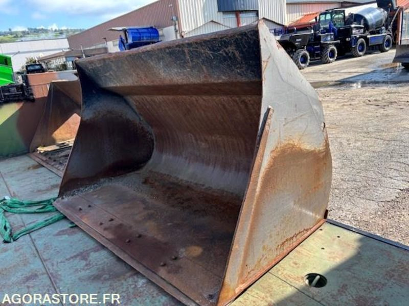 GODET DE CHARGEUR 2800 LITRES EN ATTACHE TYPE VOLVO - Laaduri kopp: pilt 1 GODET DE CHARGEUR 2800 LITRES EN ATTACHE TYPE VOLVO - Laaduri kopp: pilt 1