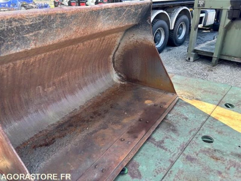 GODET DE CHARGEUR 2800 LITRES EN ATTACHE TYPE VOLVO - Laaduri kopp: pilt 2 GODET DE CHARGEUR 2800 LITRES EN ATTACHE TYPE VOLVO - Laaduri kopp: pilt 2