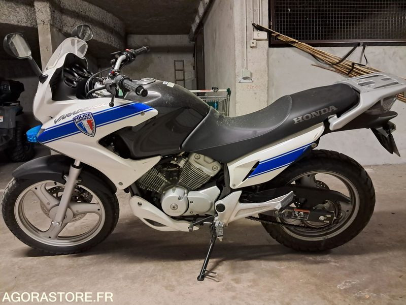 MOTO HONDA VARADERO 125 - POLICE MUNICIPALE - Mootorratas: pilt 1 MOTO HONDA VARADERO 125 - POLICE MUNICIPALE - Mootorratas: pilt 1