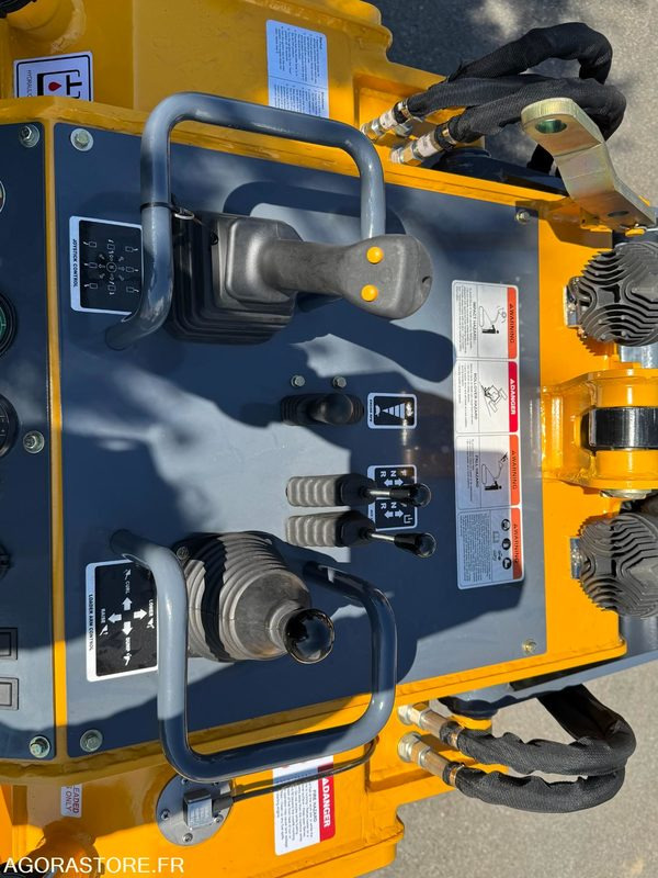 Mini chargeuse porte outils à chenilles moteur Honda 22CV. - Kompaktroomiklaadur: pilt 2 Mini chargeuse porte outils à chenilles moteur Honda 22CV. - Kompaktroomiklaadur: pilt 2