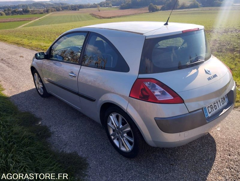 RENAULT MEGANE - 149000 KILOMETRES - ESSENCE - VÉHICULE 5 PLACES - ANNEE 2004 - Auto: pilt 3 RENAULT MEGANE - 149000 KILOMETRES - ESSENCE - VÉHICULE 5 PLACES - ANNEE 2004 - Auto: pilt 3