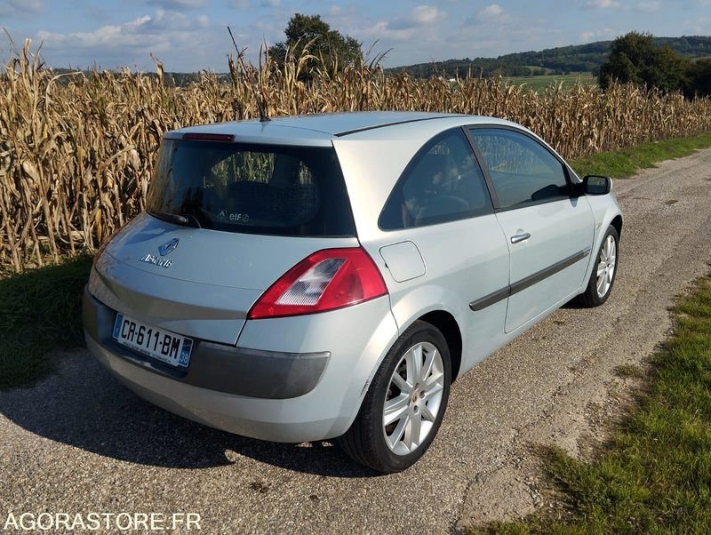RENAULT MEGANE - 149000 KILOMETRES - ESSENCE - VÉHICULE 5 PLACES - ANNEE 2004 - Auto: pilt 4 RENAULT MEGANE - 149000 KILOMETRES - ESSENCE - VÉHICULE 5 PLACES - ANNEE 2004 - Auto: pilt 4
