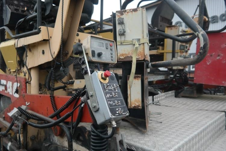 Dynapack F121 4WD - Asfaldilaotur: pilt 4 Dynapack F121 4WD - Asfaldilaotur: pilt 4