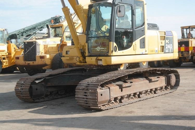 Lintekskavaator Komatsu PC240-8: pilt 11