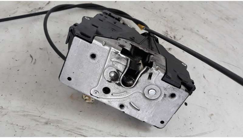 Mercedes-Benz left side door lock - Pealisehitus ja välispind - Veoauto: pilt 1 Mercedes-Benz left side door lock - Pealisehitus ja välispind - Veoauto: pilt 1