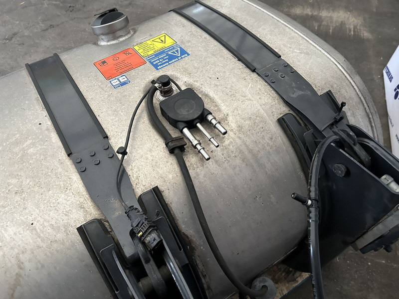 Scania 525L complete fuel tank with fuel optimiser brackets 700x725x124 - Kütusepaak - Veoauto: pilt 5 Scania 525L complete fuel tank with fuel optimiser brackets 700x725x124 - Kütusepaak - Veoauto: pilt 5