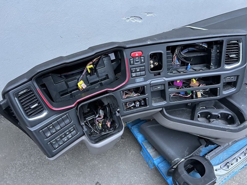 Scania complete dashboard - Kaitseraud - Veoauto: pilt 4 Scania complete dashboard - Kaitseraud - Veoauto: pilt 4