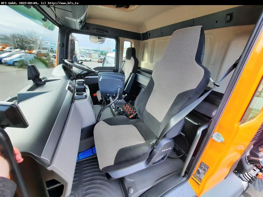 MAN TGS 18.420 4X2 BL Bucher OF 8000 TWIN beidseitig - Tänavapühkimismasin: pilt 4 MAN TGS 18.420 4X2 BL Bucher OF 8000 TWIN beidseitig - Tänavapühkimismasin: pilt 4