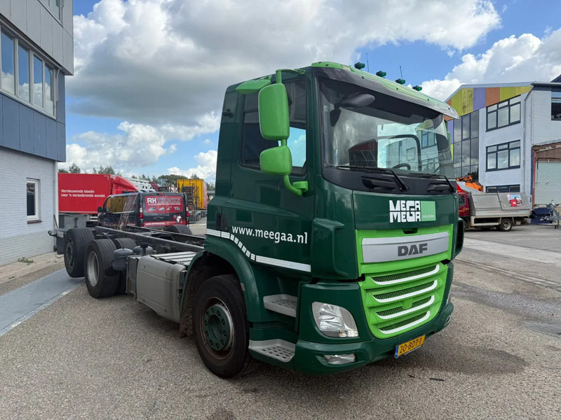 DAF CF 400 6X2 EURO 6 - ONLY 689.209 KM + STEERING AXLE - Kabiinišassiiga veoauto: pilt 2 DAF CF 400 6X2 EURO 6 - ONLY 689.209 KM + STEERING AXLE - Kabiinišassiiga veoauto: pilt 2