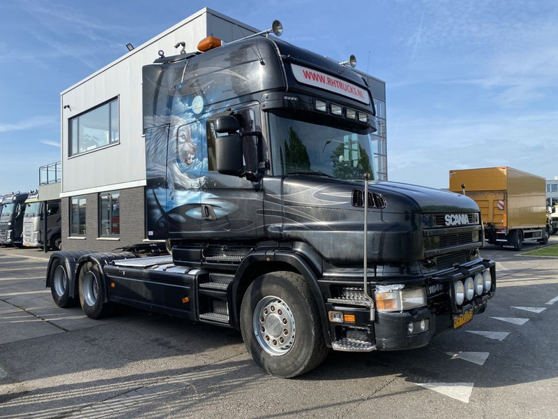 Scania T164-580 V8 6X2 + RETARDER + KIEPHYDRAULIEK - EURO 3 - MANUAL GEAR - Sadulveok: pilt 1 Scania T164-580 V8 6X2 + RETARDER + KIEPHYDRAULIEK - EURO 3 - MANUAL GEAR - Sadulveok: pilt 1
