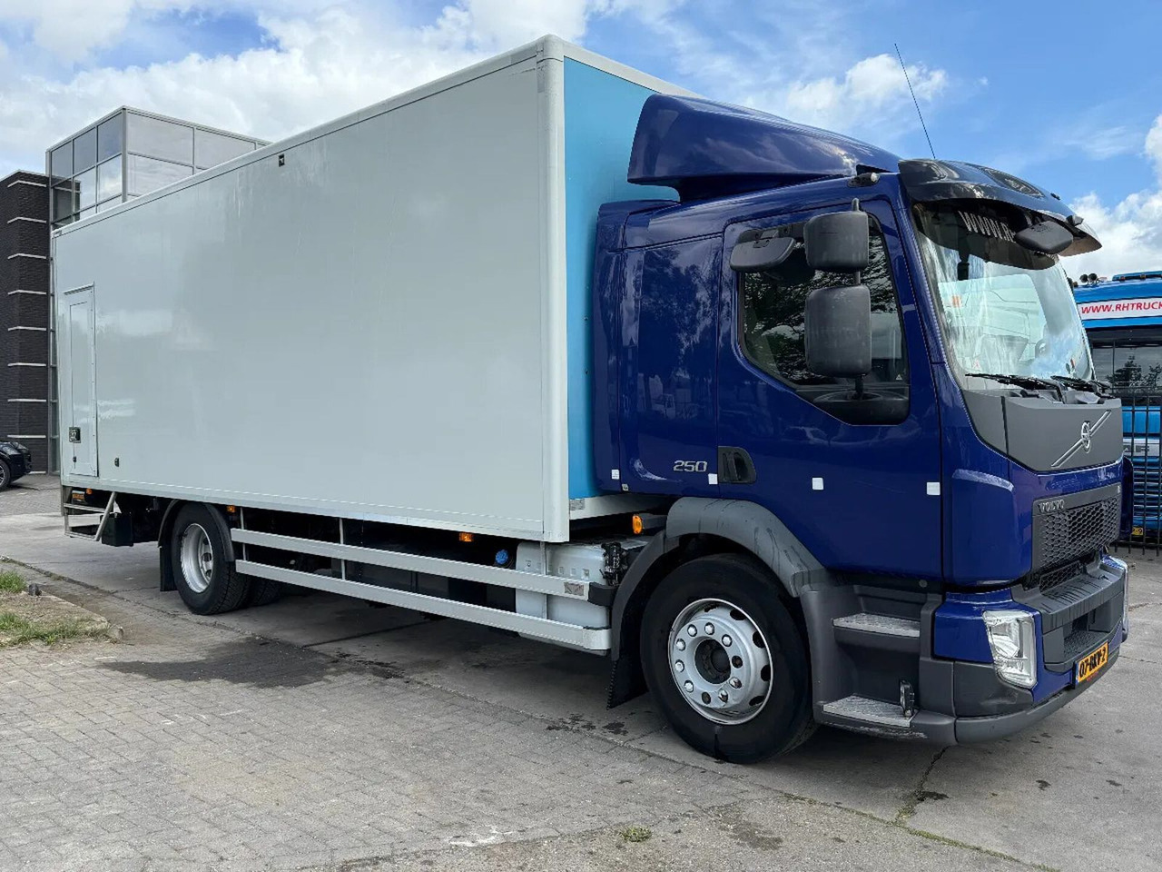 Volvo FL 250 18 TON - ONLY 169.291 KM + DHOLLANDIA LIF - Kasti veoauto: pilt 3 Volvo FL 250 18 TON - ONLY 169.291 KM + DHOLLANDIA LIF - Kasti veoauto: pilt 3