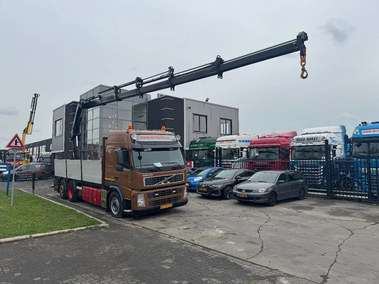 Volvo FM 500 6X2 EURO 5 HIAB 211 EP5 + REMOTE CONTROL - Kraanaga veoauto: pilt 1 Volvo FM 500 6X2 EURO 5 HIAB 211 EP5 + REMOTE CONTROL - Kraanaga veoauto: pilt 1