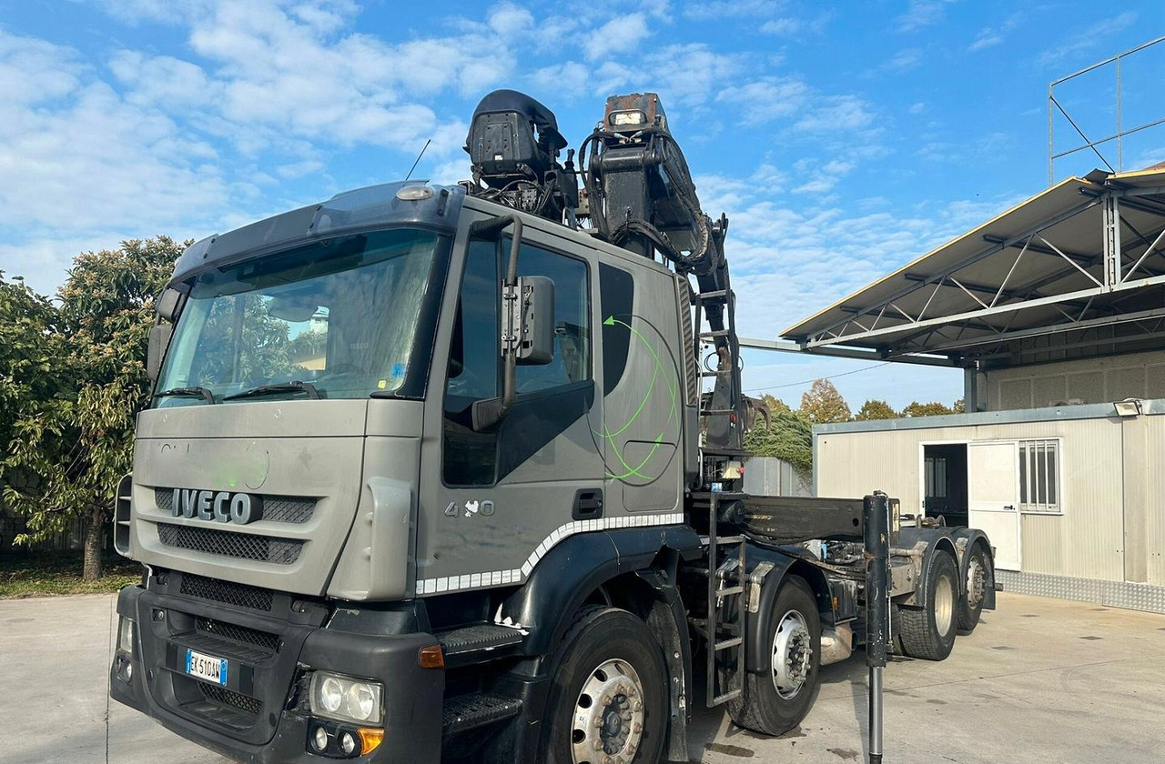 Motrice Iveco scarrabile con gru caricante - Konkstõstukiga veoauto, Kraanaga veoauto: pilt 1 Motrice Iveco scarrabile con gru caricante - Konkstõstukiga veoauto, Kraanaga veoauto: pilt 1