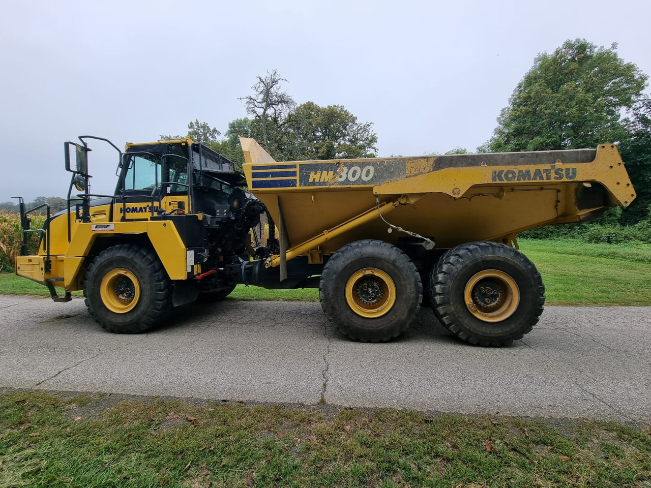 KOMATSU HM 300-5EO - Kastiga kallur/ Kiviveoauto: pilt 1 KOMATSU HM 300-5EO - Kastiga kallur/ Kiviveoauto: pilt 1