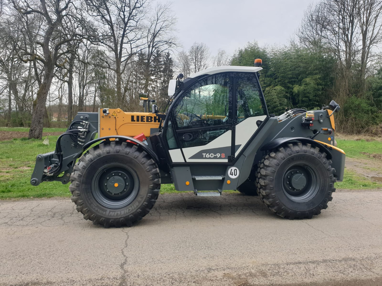 LIEBHERR T 60-9s - Teleskooplaadur: pilt 1 LIEBHERR T 60-9s - Teleskooplaadur: pilt 1