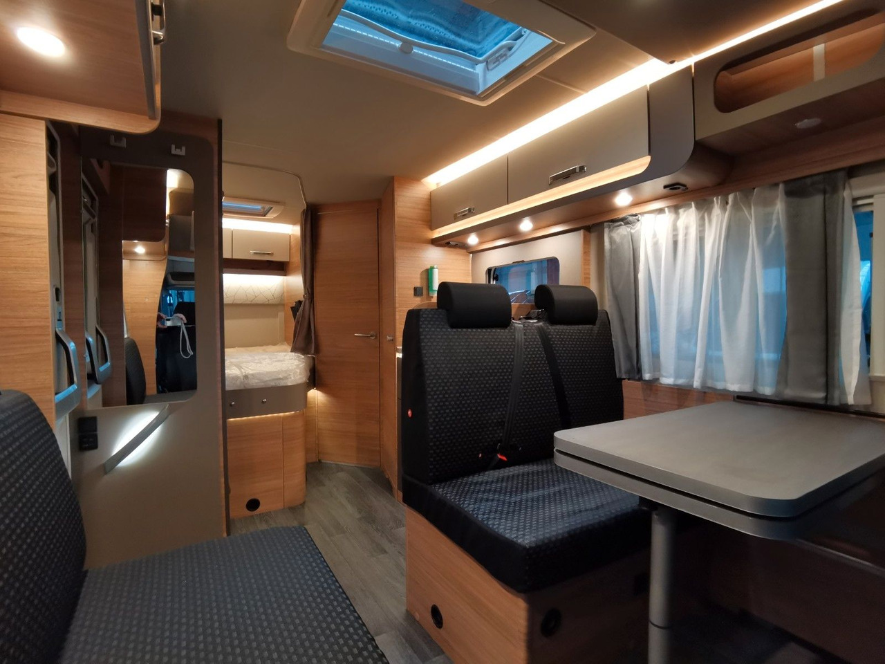 Poolintegreeritud matkaauto Weinsberg CARALOFT 650 MF /-2024-/ 155PS / SEITENBETT: pilt 20