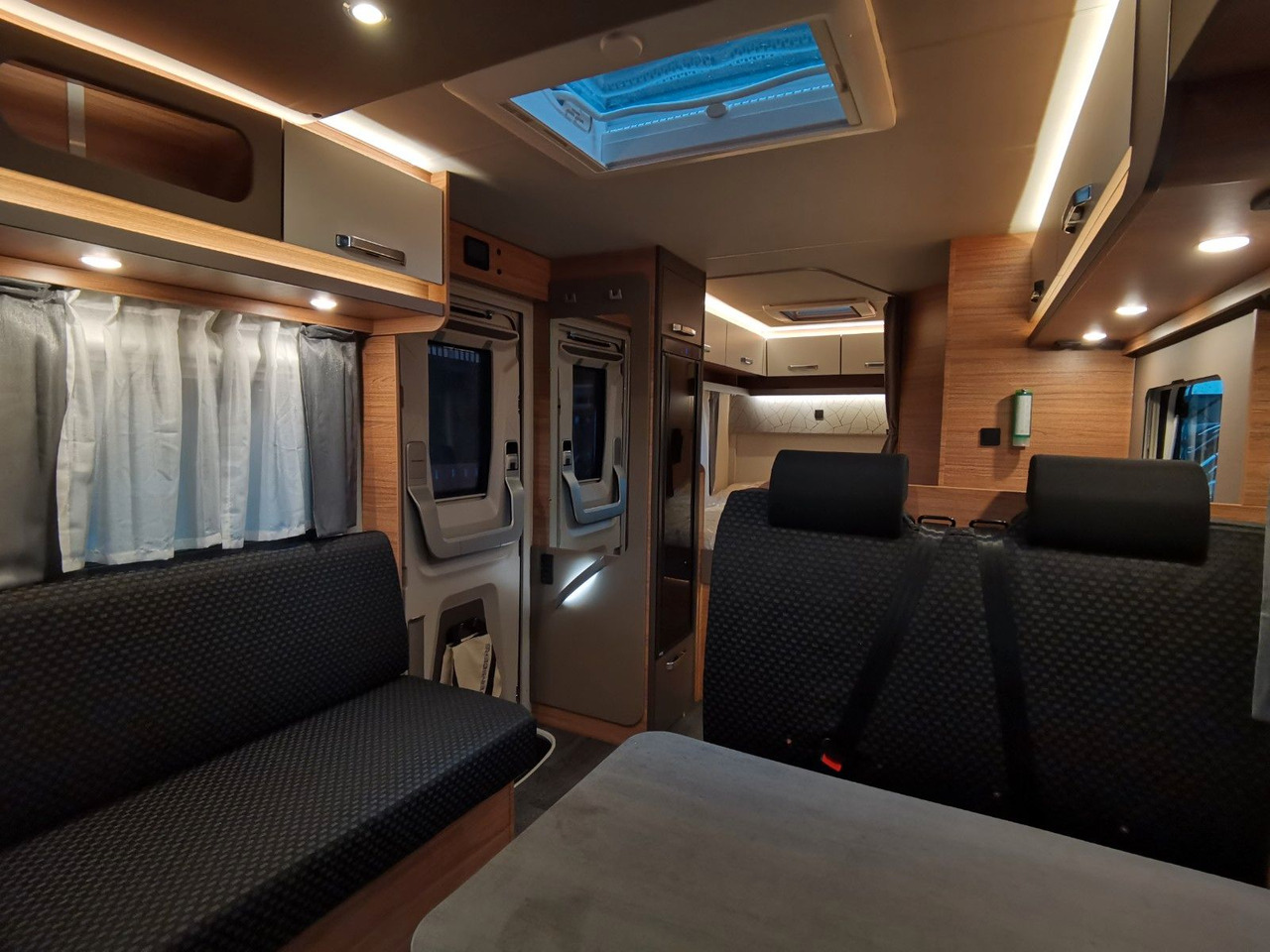 Poolintegreeritud matkaauto Weinsberg CARALOFT 650 MF /-2024-/ 155PS / SEITENBETT: pilt 10