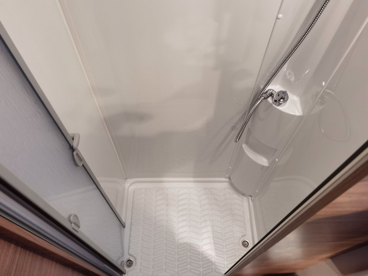 Poolintegreeritud matkaauto Weinsberg CARALOFT 650 MF /-2024-/ 155PS / SEITENBETT: pilt 18