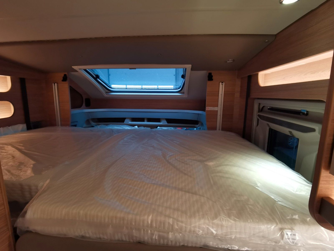 Poolintegreeritud matkaauto Weinsberg CARASUITE 650 MEG /155PS /EINZELBETTEN & HUBBETT: pilt 19