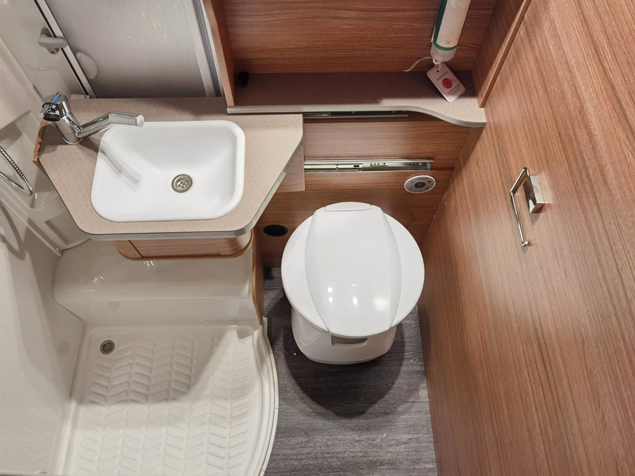 Weinsberg CARASUITE 650 MEG /155PS /EINZELBETTEN & HUBBETT liising Weinsberg CARASUITE 650 MEG /155PS /EINZELBETTEN & HUBBETT: pilt 22