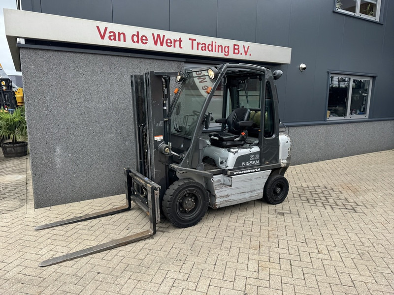 Nissan UD02A25PQ Triplo 430 Freelift/Sideshift LPG 2006 - Gaasitõstuk: pilt 2 Nissan UD02A25PQ Triplo 430 Freelift/Sideshift LPG 2006 - Gaasitõstuk: pilt 2