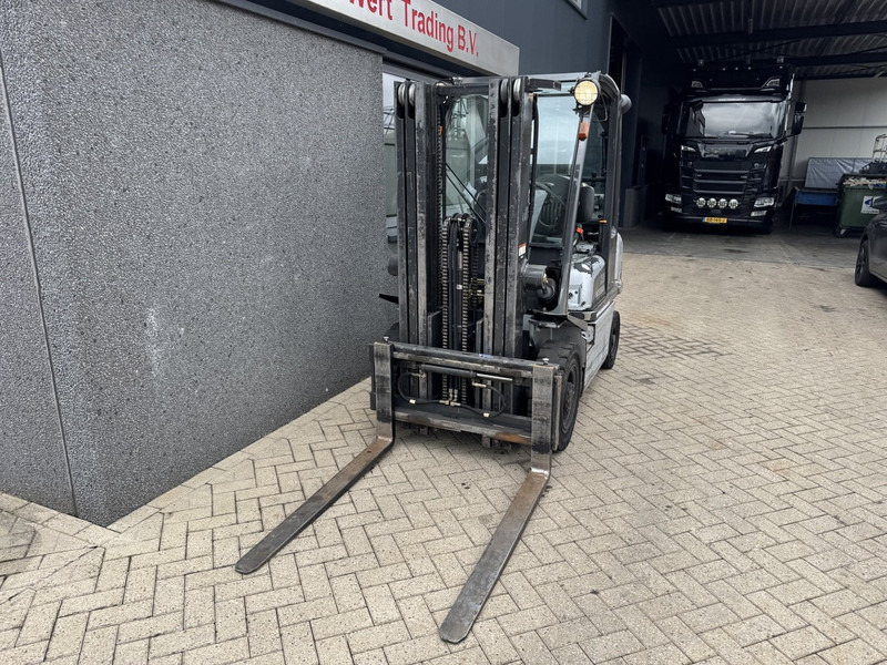 Nissan UD02A25PQ Triplo 430 Freelift/Sideshift LPG 2006 - Gaasitõstuk: pilt 4 Nissan UD02A25PQ Triplo 430 Freelift/Sideshift LPG 2006 - Gaasitõstuk: pilt 4