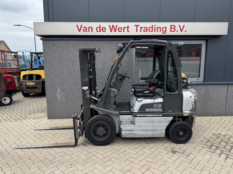 Nissan UD02A25PQ Triplo 430 Freelift/Sideshift LPG 2006 - Gaasitõstuk: pilt 1 Nissan UD02A25PQ Triplo 430 Freelift/Sideshift LPG 2006 - Gaasitõstuk: pilt 1