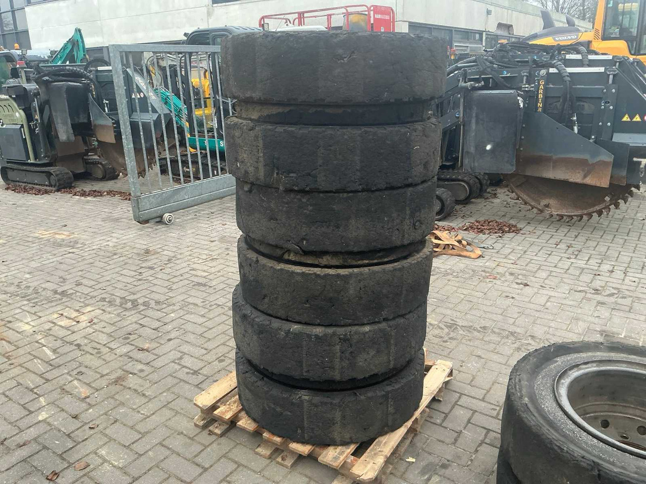 10-HOLE TIRE SET FOR TIRE EXCAVATOR GUMASOL GLE 10.00-20 - Ratastel ekskavaator: pilt 1 10-HOLE TIRE SET FOR TIRE EXCAVATOR GUMASOL GLE 10.00-20 - Ratastel ekskavaator: pilt 1