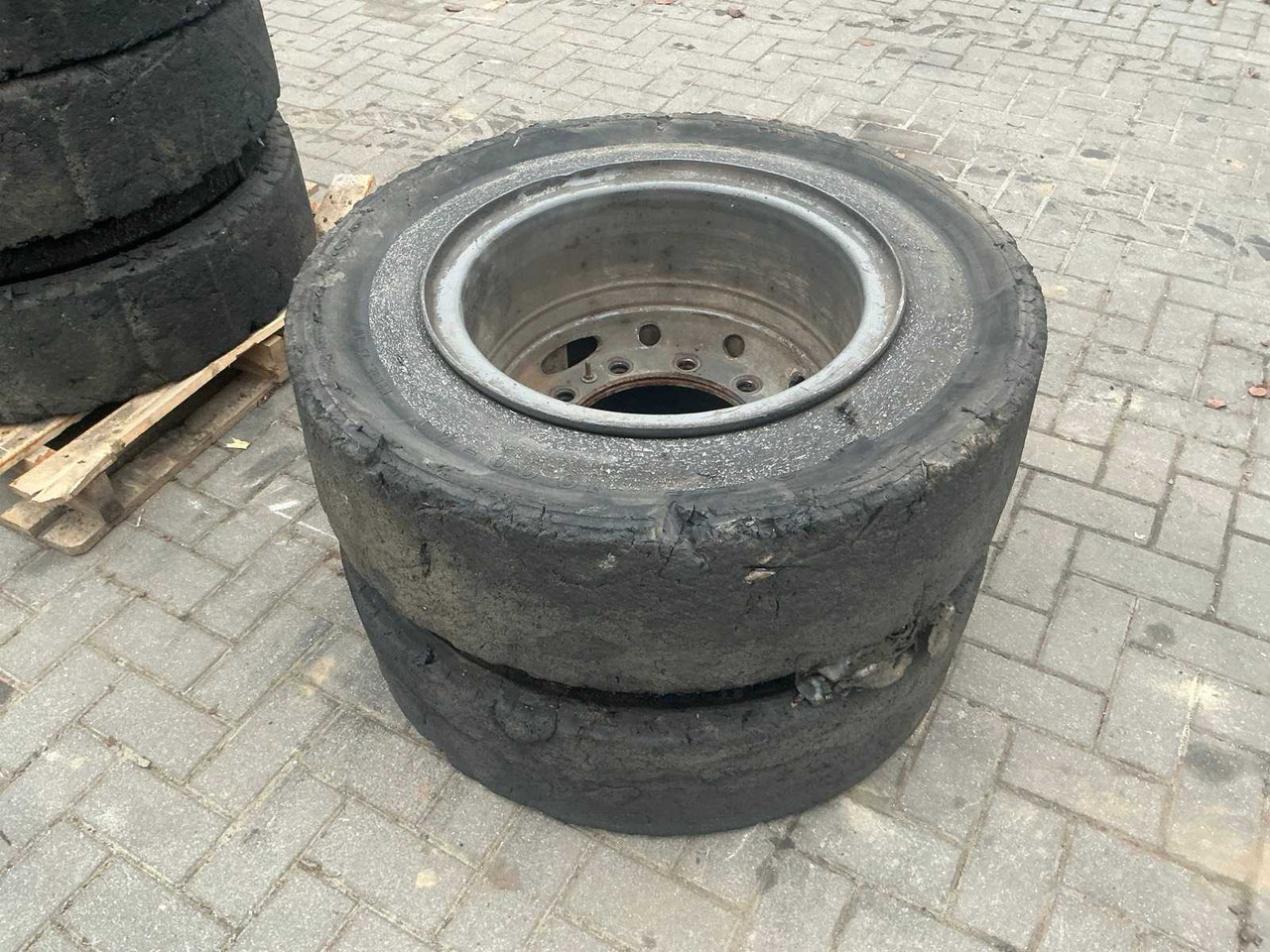 10-HOLE TIRE SET FOR TIRE EXCAVATOR GUMASOL GLE 10.00-20 - Ratastel ekskavaator: pilt 4 10-HOLE TIRE SET FOR TIRE EXCAVATOR GUMASOL GLE 10.00-20 - Ratastel ekskavaator: pilt 4