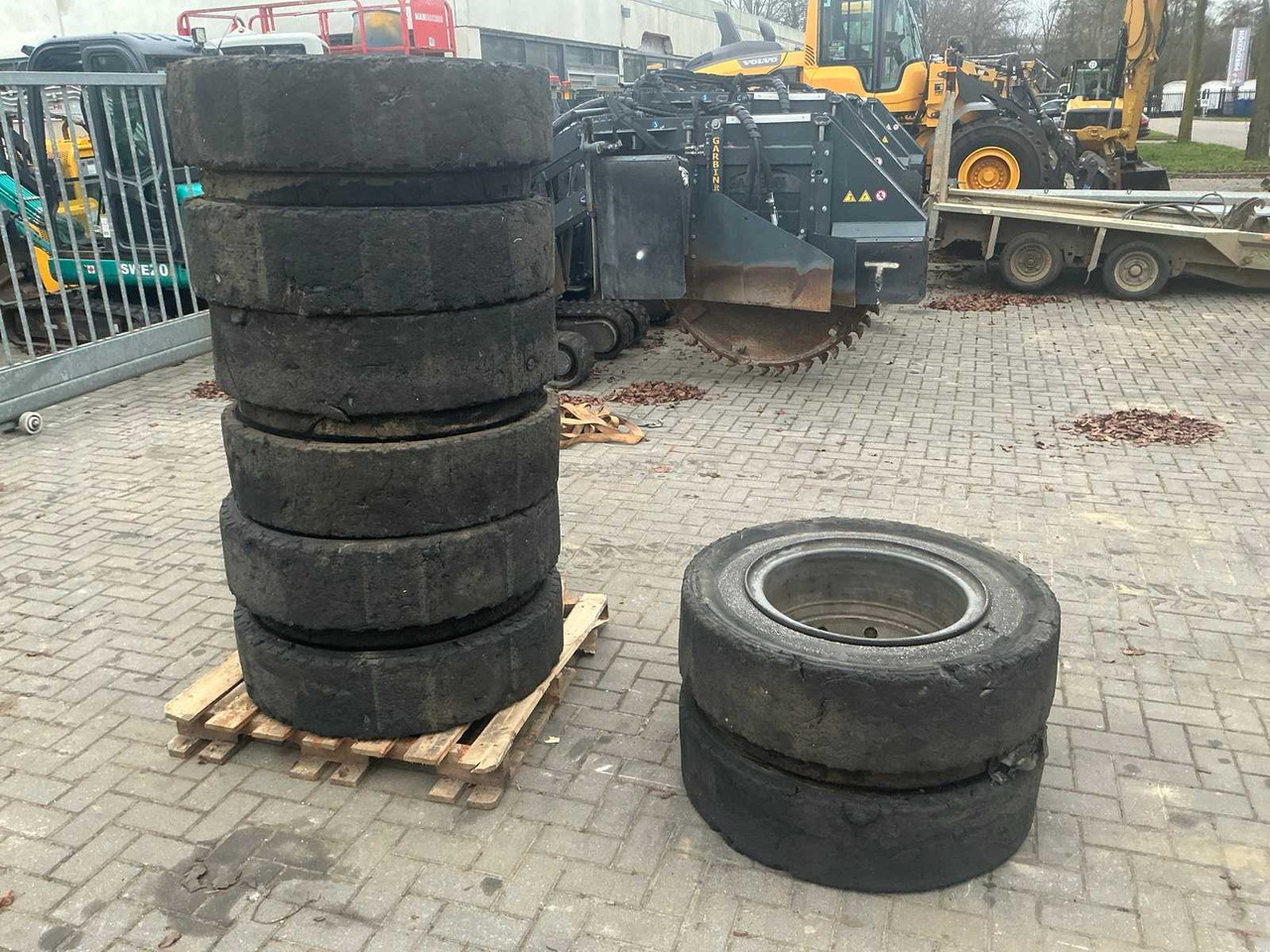 10-HOLE TIRE SET FOR TIRE EXCAVATOR GUMASOL GLE 10.00-20 - Ratastel ekskavaator: pilt 5 10-HOLE TIRE SET FOR TIRE EXCAVATOR GUMASOL GLE 10.00-20 - Ratastel ekskavaator: pilt 5