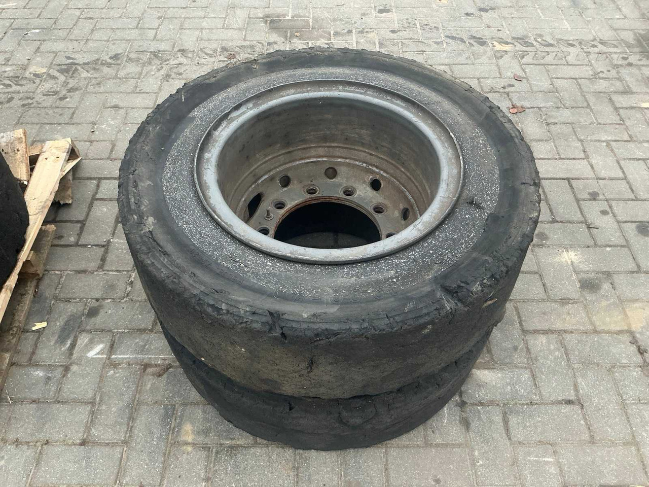 10-HOLE TIRE SET FOR TIRE EXCAVATOR GUMASOL GLE 10.00-20 - Ratastel ekskavaator: pilt 2 10-HOLE TIRE SET FOR TIRE EXCAVATOR GUMASOL GLE 10.00-20 - Ratastel ekskavaator: pilt 2