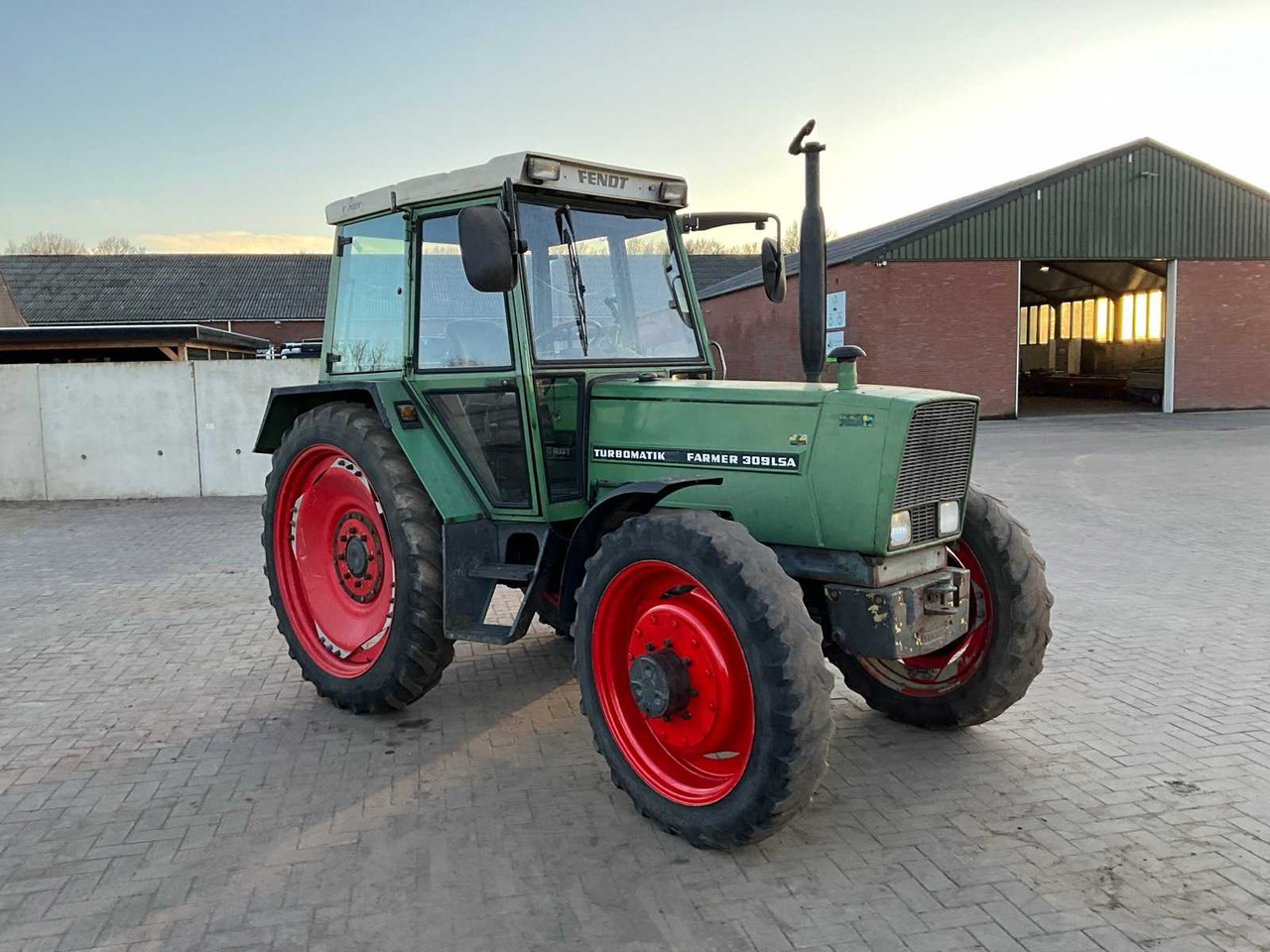 1982 FENDT ALL-WHEEL DRIVE FARM TRACTOR - Traktor: pilt 3 1982 FENDT ALL-WHEEL DRIVE FARM TRACTOR - Traktor: pilt 3