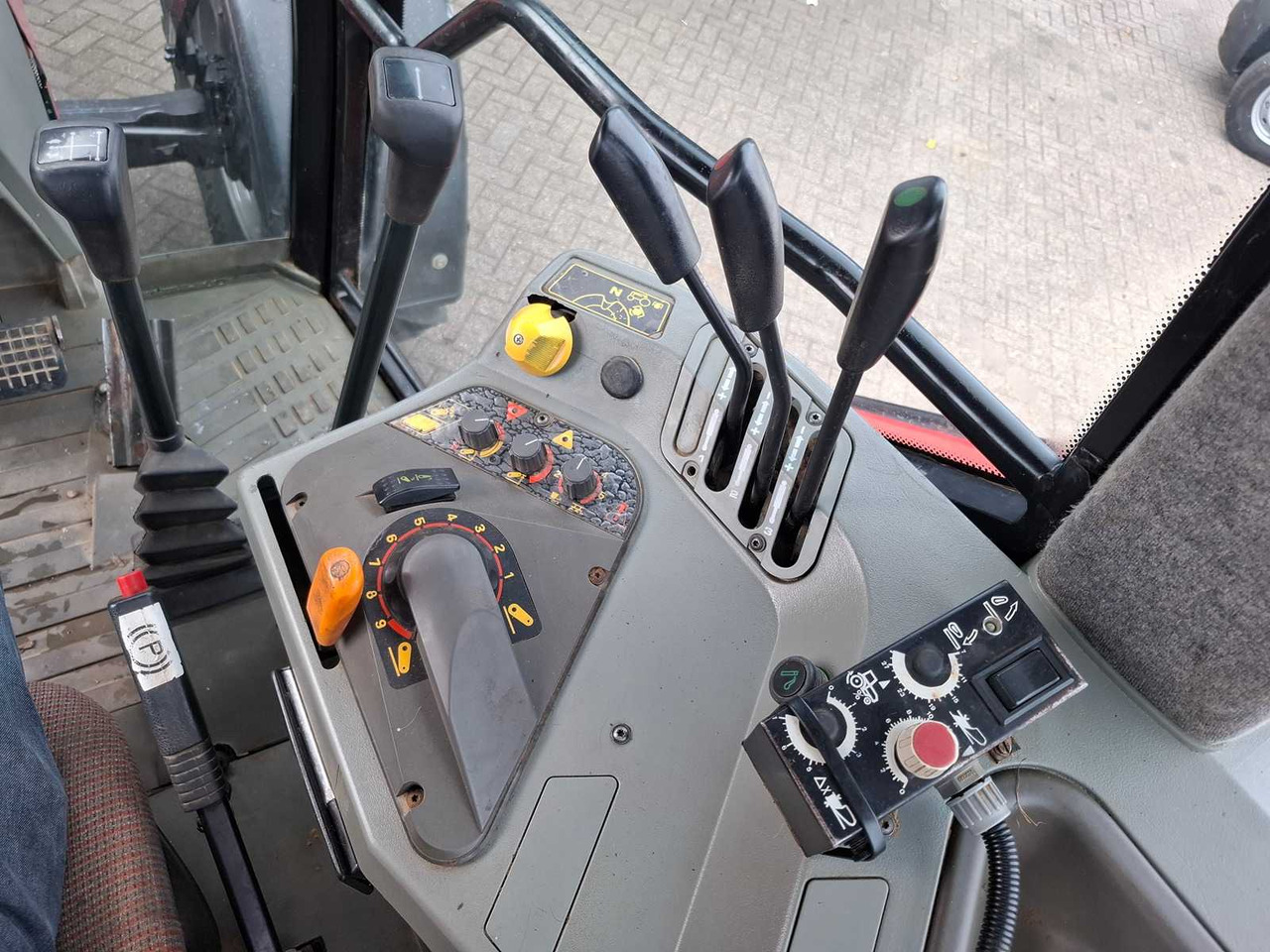 Traktor 1997 MASSEY FERGUSON 8130 DYNASHIFT ALL-WHEEL DRIVE FARM TRACTOR: pilt 17